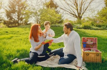 сім'я відпочиває у парку