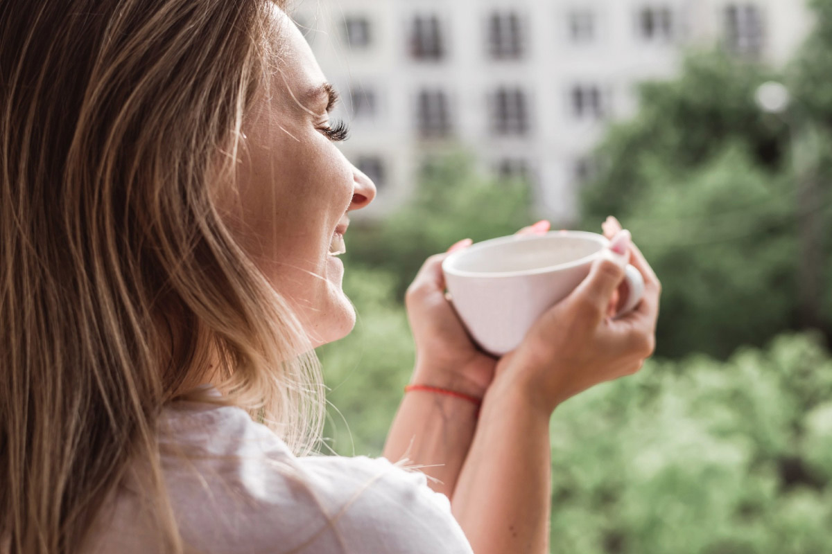 жінка з чашкою чаю