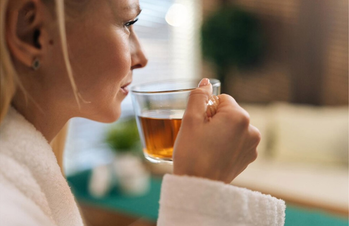 дівчина п'є чай