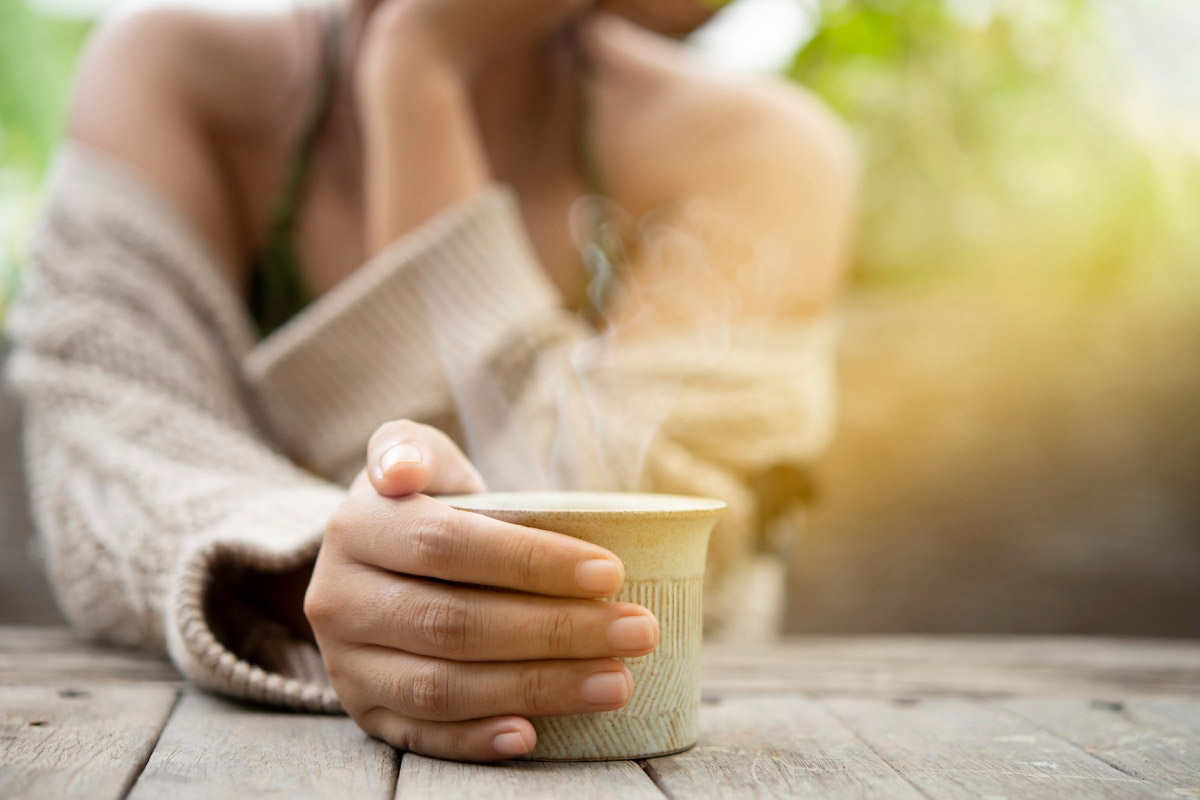 жінка з гарячим чаєм