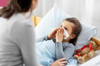 дівчина хворіє