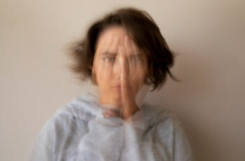 Жінка у розпачі, яка одночасно відчуває і сум, і гнів, і безилля