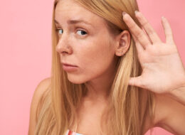 дівчинка виглядає зацікавленою, наче щось підслуховує