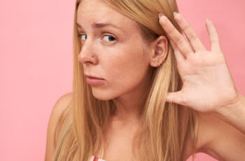 дівчинка виглядає зацікавленою, наче щось підслуховує