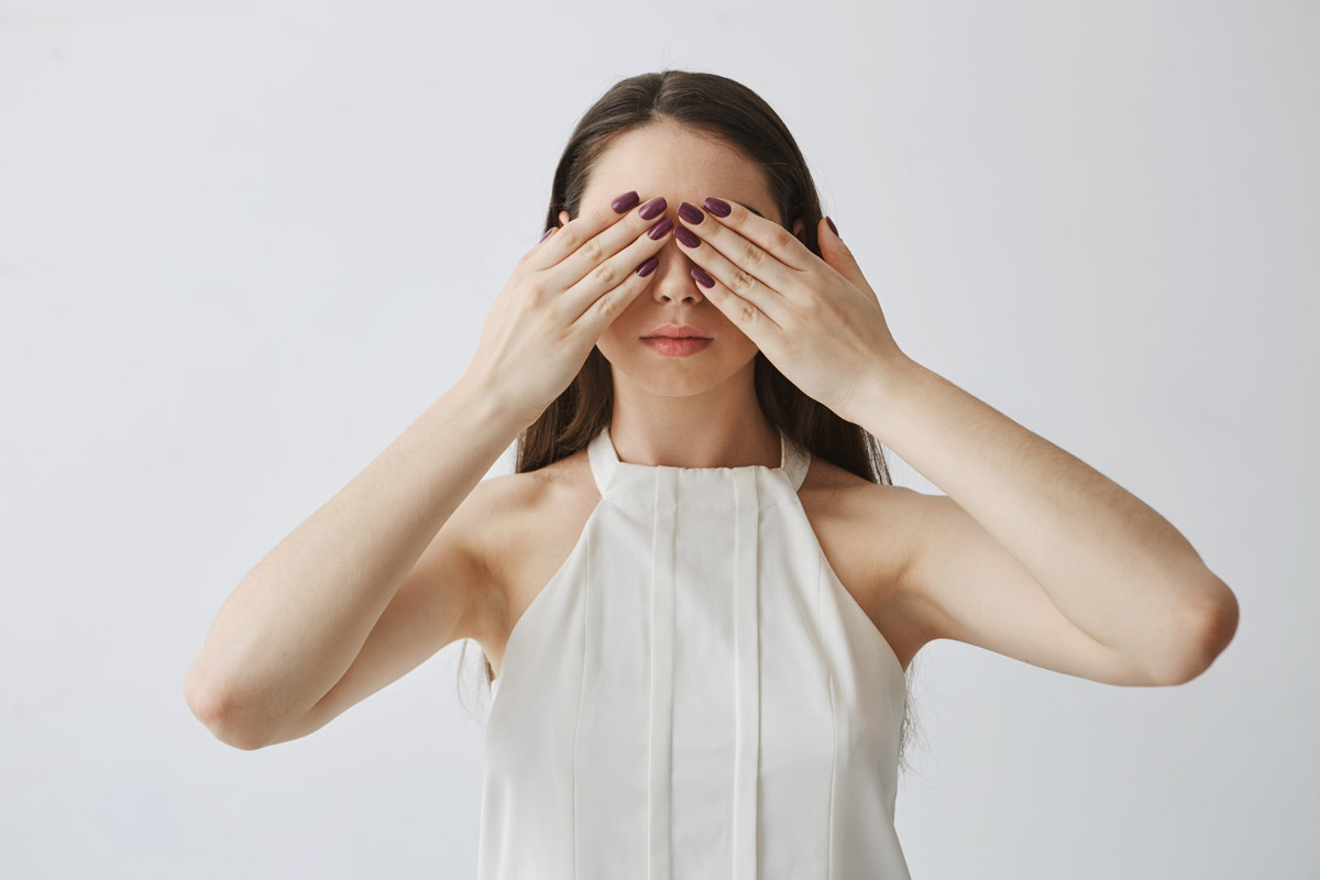 дівчинка закрила очі руками