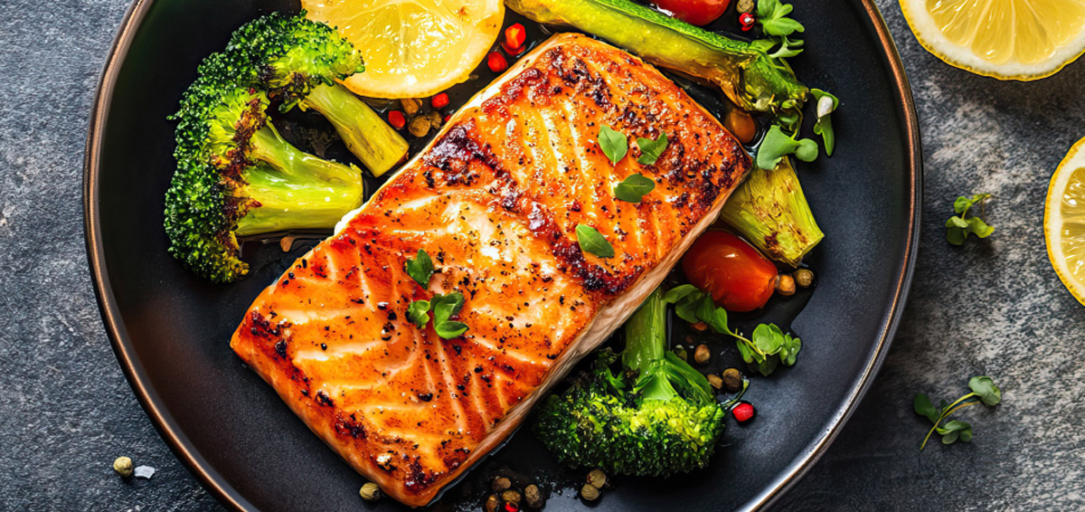 лосось з лимонним соком на грилі та овочі