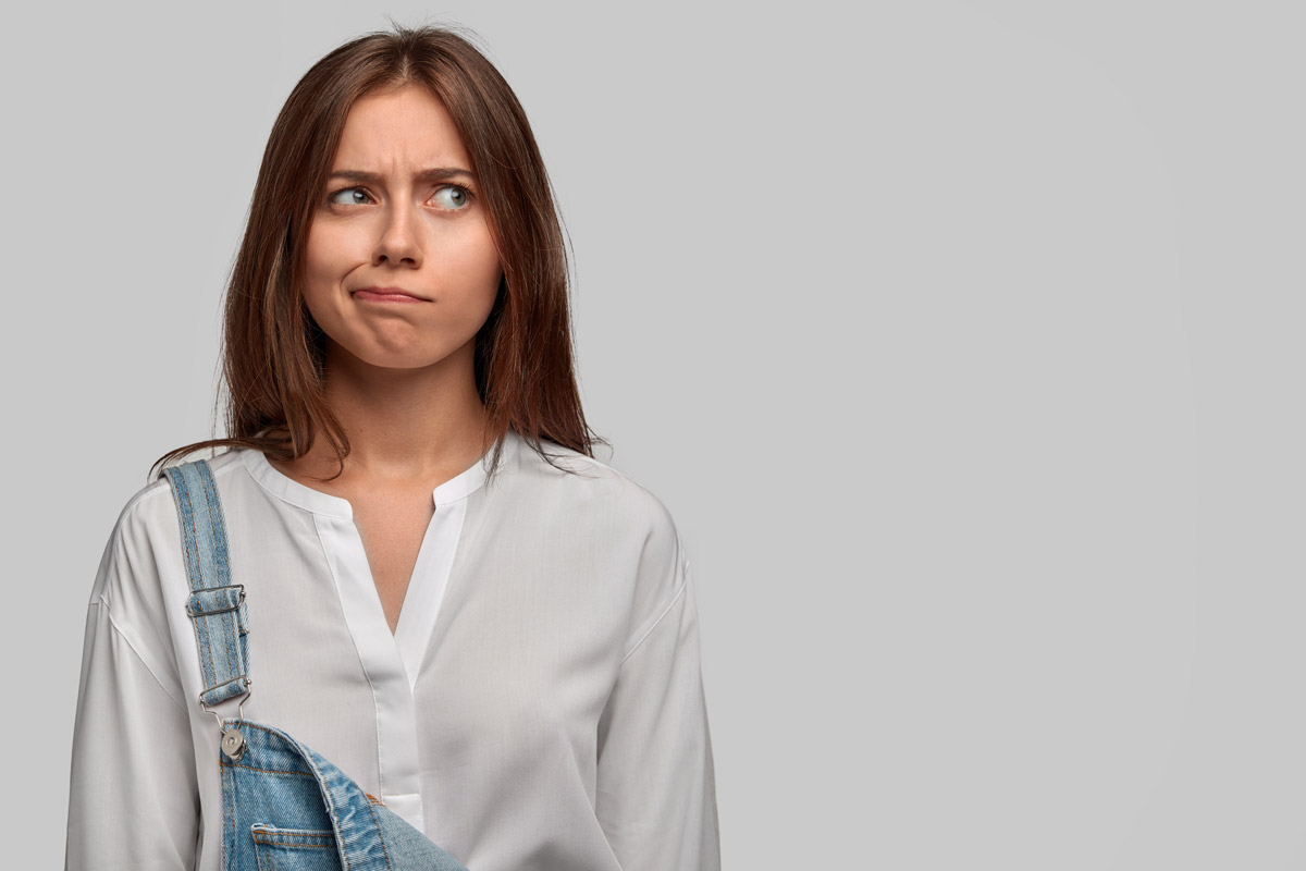 молода дівчина стоїть задумавшись