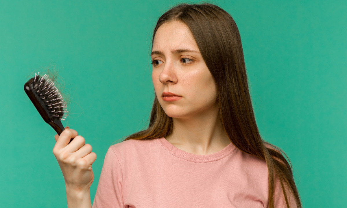 молода дівчина засмучена через проблеми із волоссям