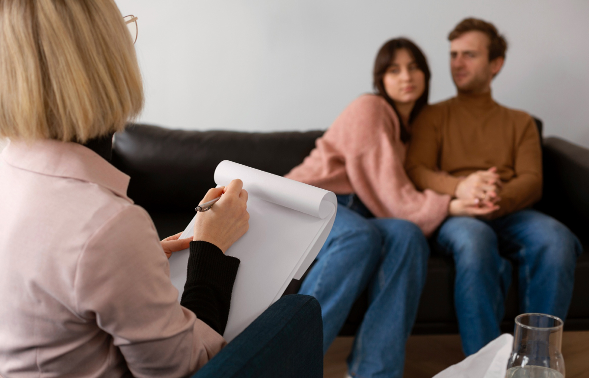 подружжя на сеансі у психотерапевта