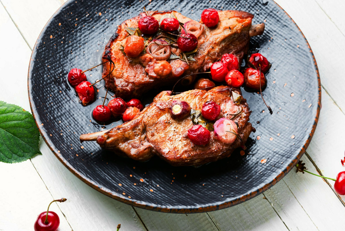 запечене м'ясо із вишнями