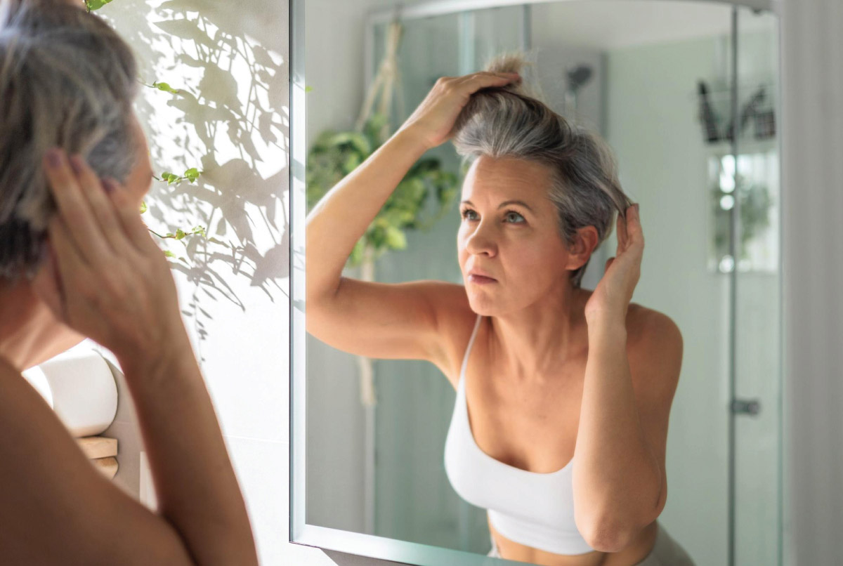 жінка дивиться у дзеркало