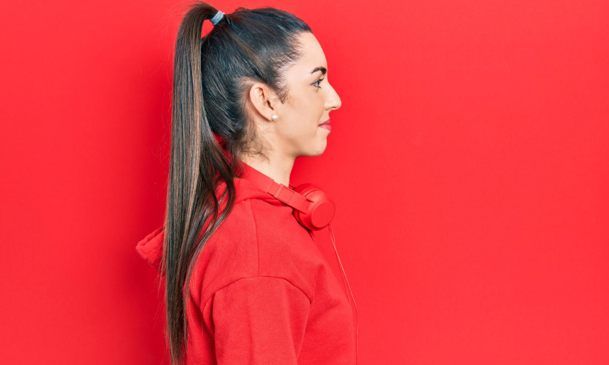 жінка на червоному фоні із високим хвостом