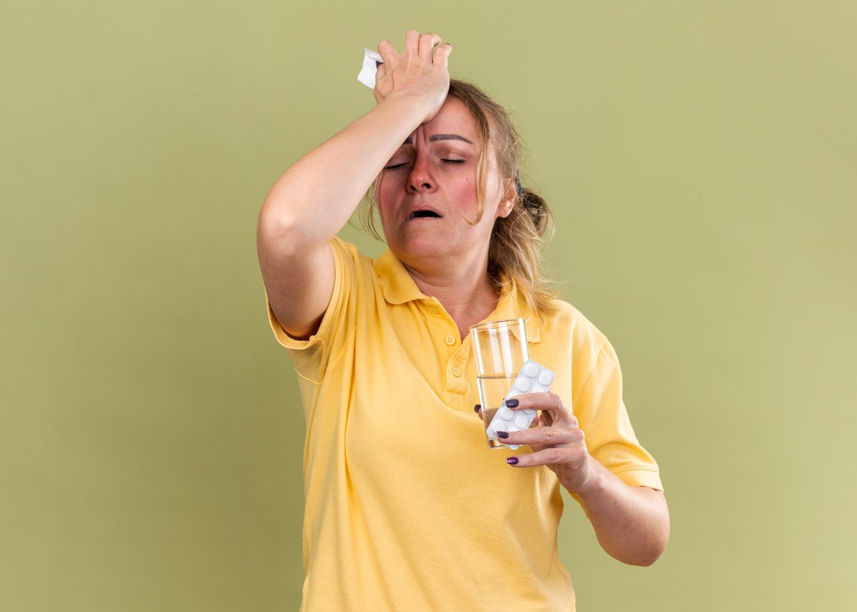 жінка, що потерпає від літньої застуди