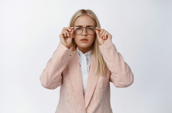 жінка в окулярах придивляєтья в далечину