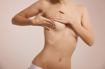 зображення тіла жінки, де вона тримає свої груди