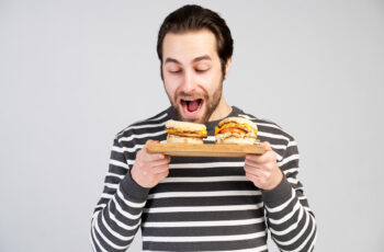 чоловік у передчутті смакоти, яку він збирається з'їсти