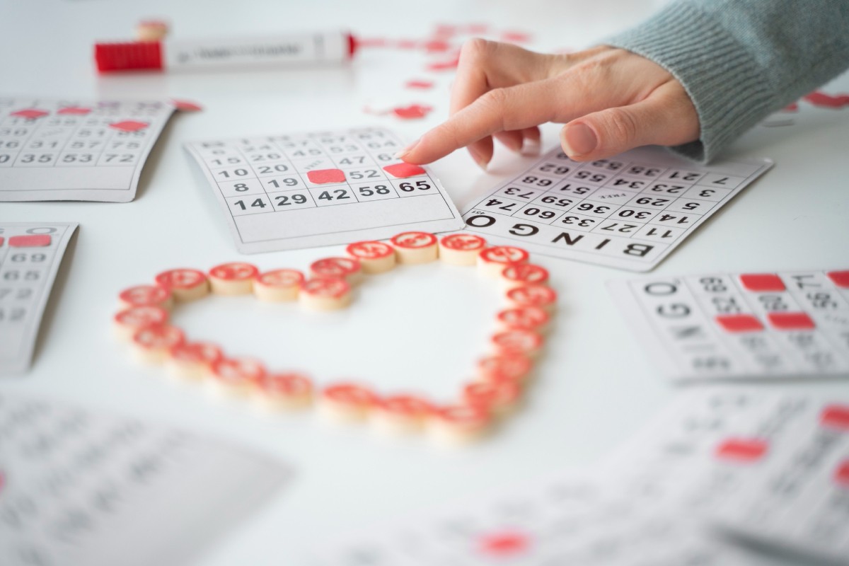 календар, числа, бінго, метафоричне зображення прорахування можливої дати очікування дитини