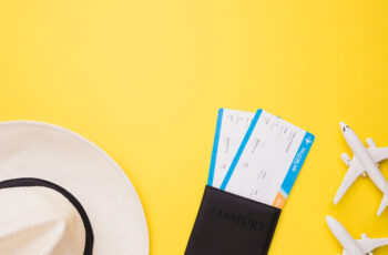 картинка із мальованим зображенням капелюхя, квитків на літак