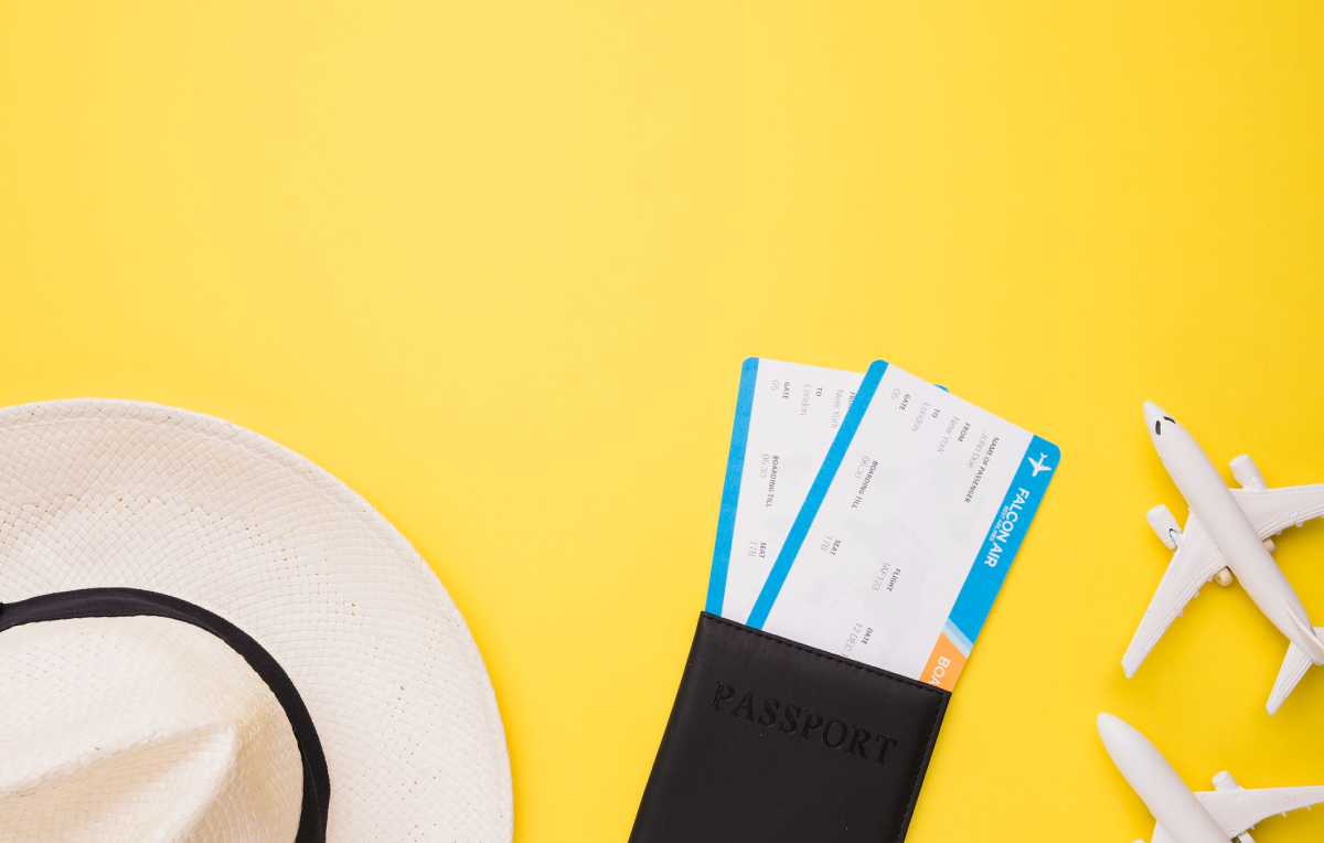 картинка із мальованим зображенням капелюхя, квитків на літак