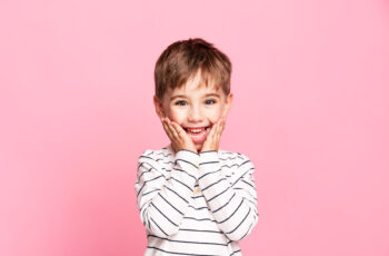 маленький хлопчик, що посміхається