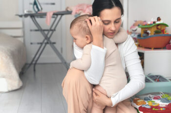 мама обіймає свою дитинку