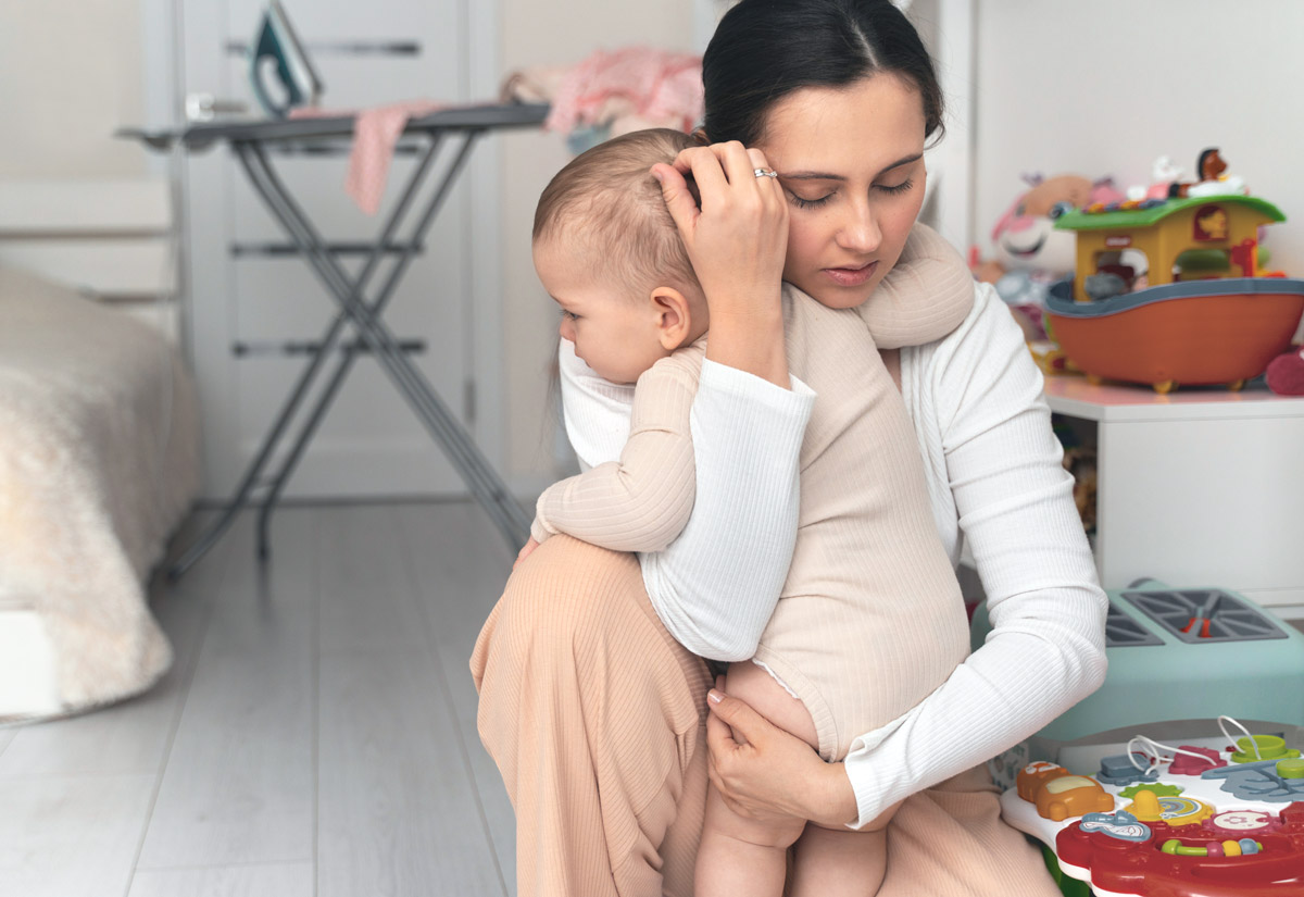 мама обіймає свою дитинку