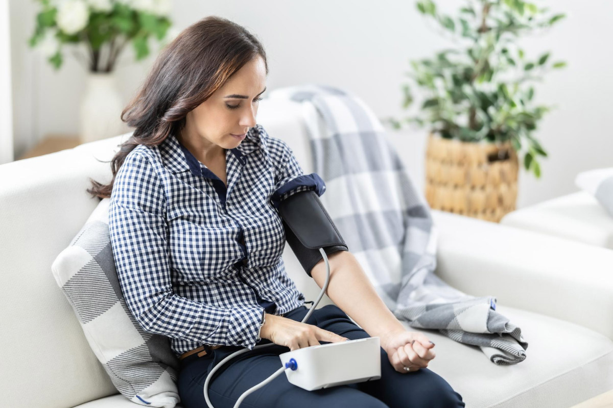 жінка перевіряє тиск