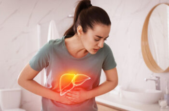 жінка та ілюстративне зображення болю в печінці