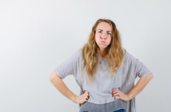 зображення жінки, яка мучається від здуття та болю в животі