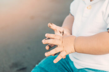 брудні ручки малої дитинки