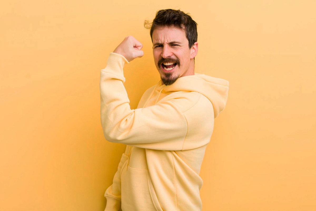 чоловік на жовтому фоні з радісним обличчям