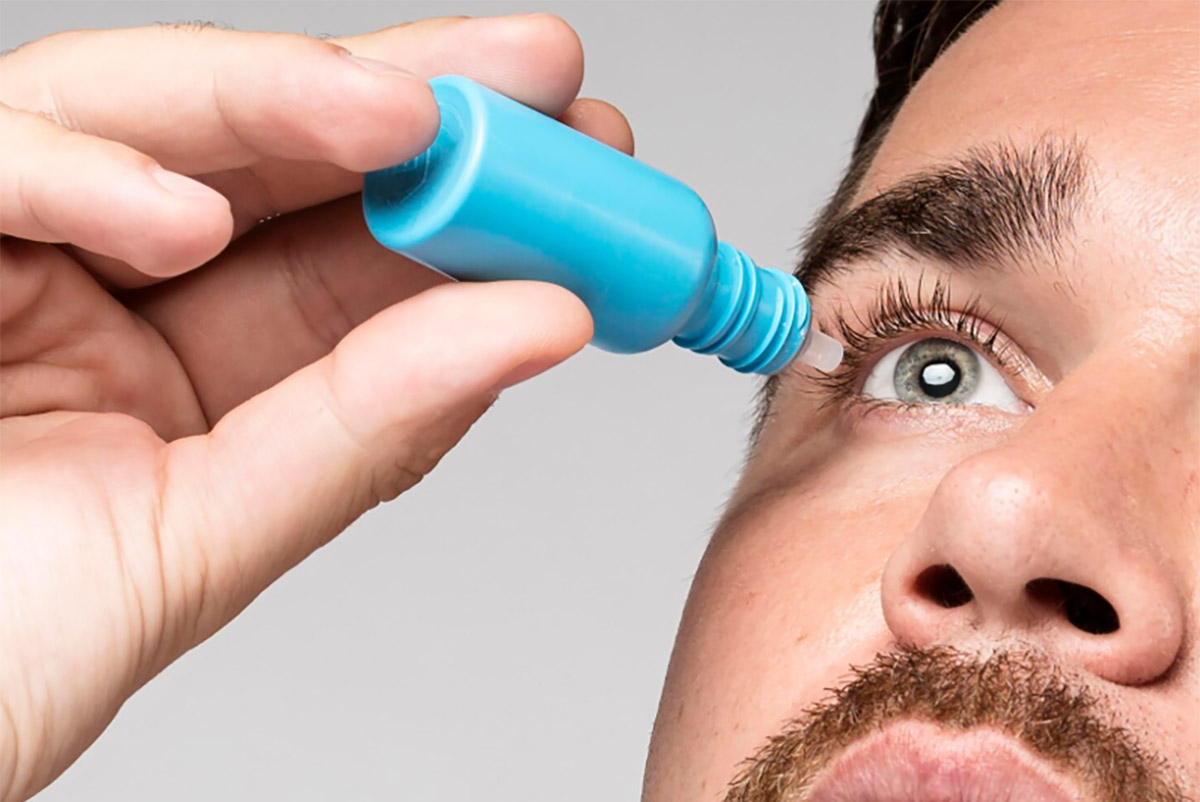 чоловік закрапує в очі краплі для зволоження очей зі вмістом гіалуронової кислоти