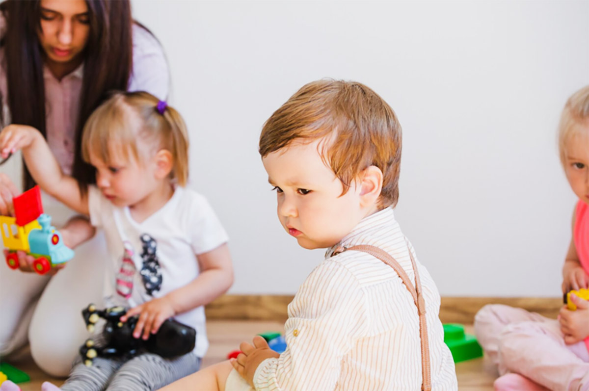 діти в садку збираються додому