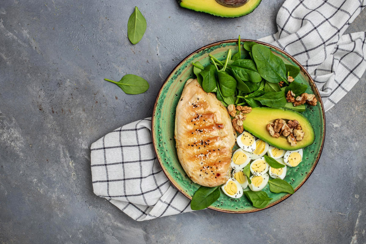 філе куриці з овочами та зеленню на тарілці