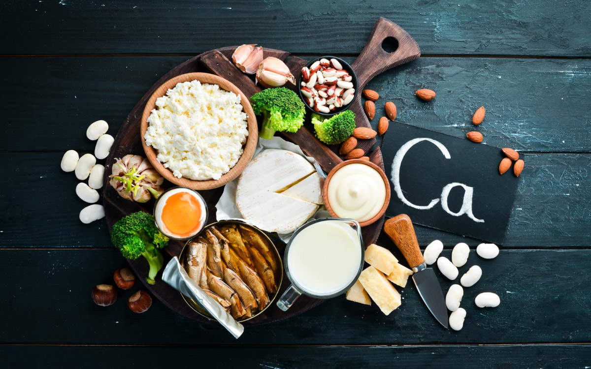 на фото продукти, які збагачені кальцієм та корисними жирами