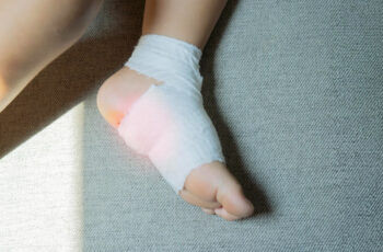 перев'язана ніжка дитини бинтом через поранення