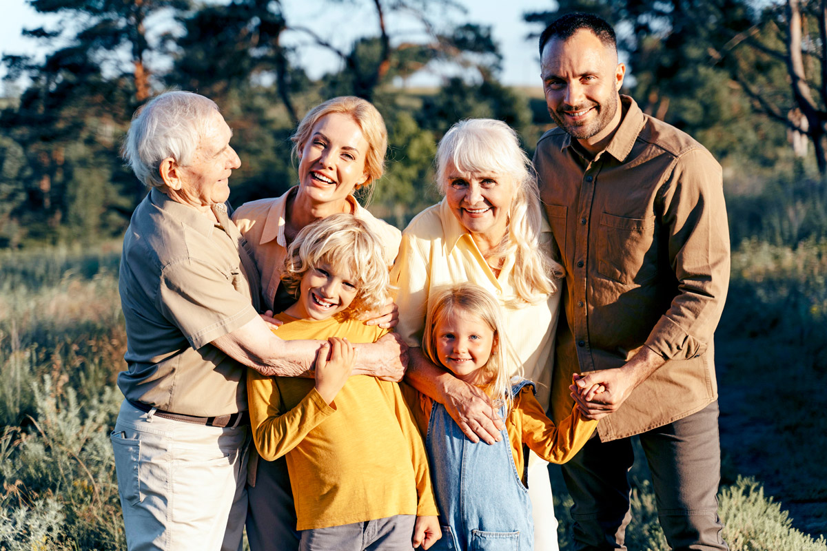 щасливі члени сім'ї зображені на фото усміхненими