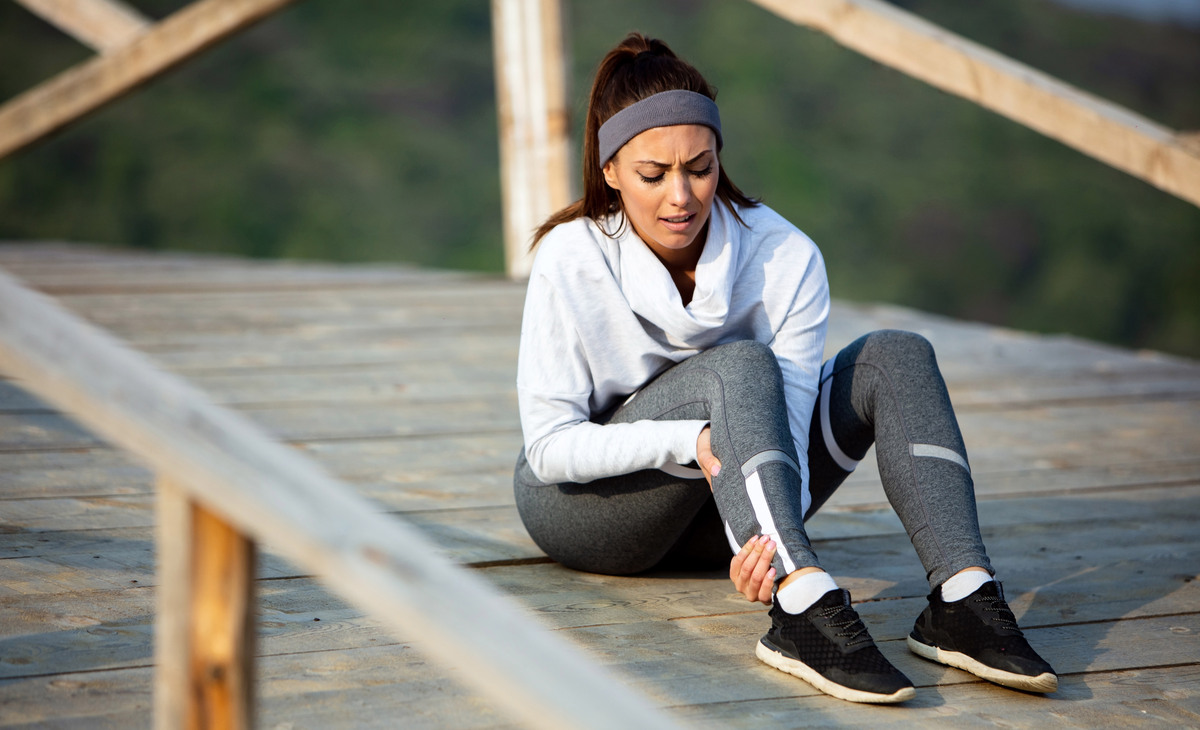 жінка на мосту під час пробіжки відчула біль у коліні