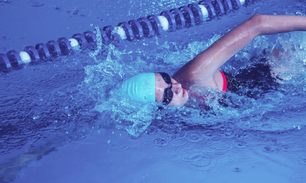 жінка плаває в басейні