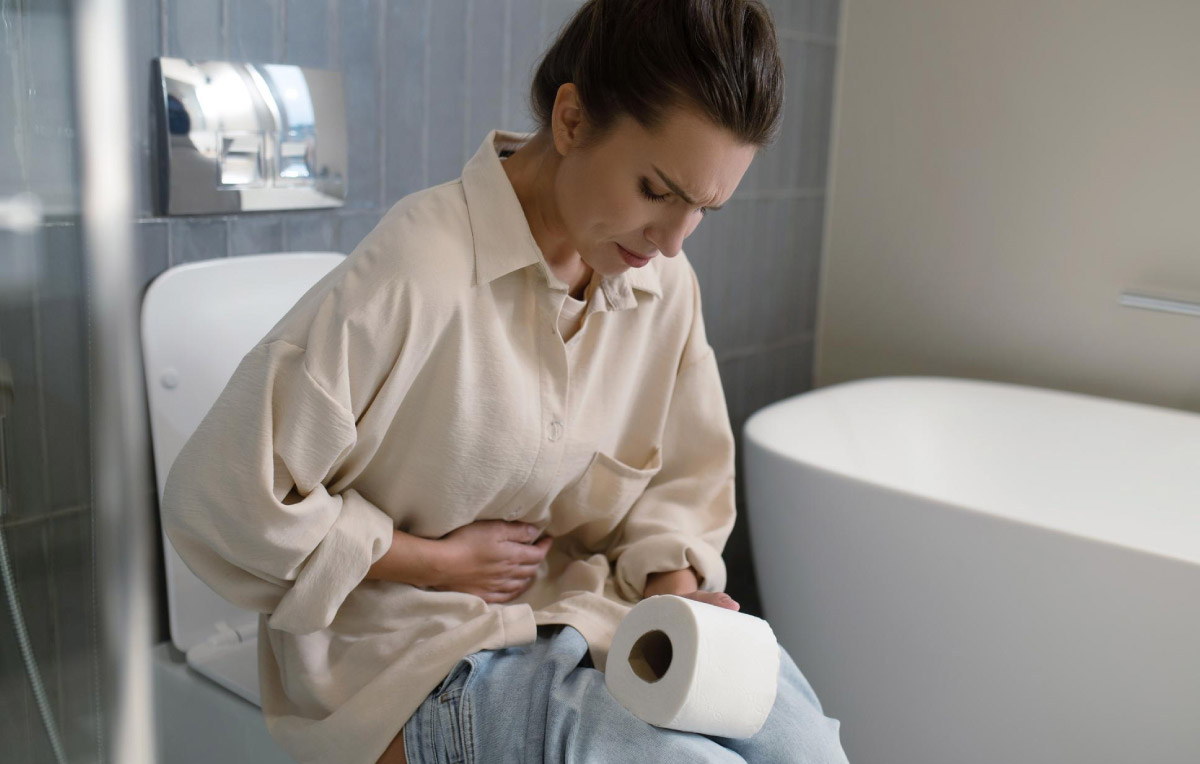 жінка сидить у вбиральні та має проблеми з шкт