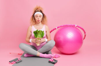 жінка займається спортом