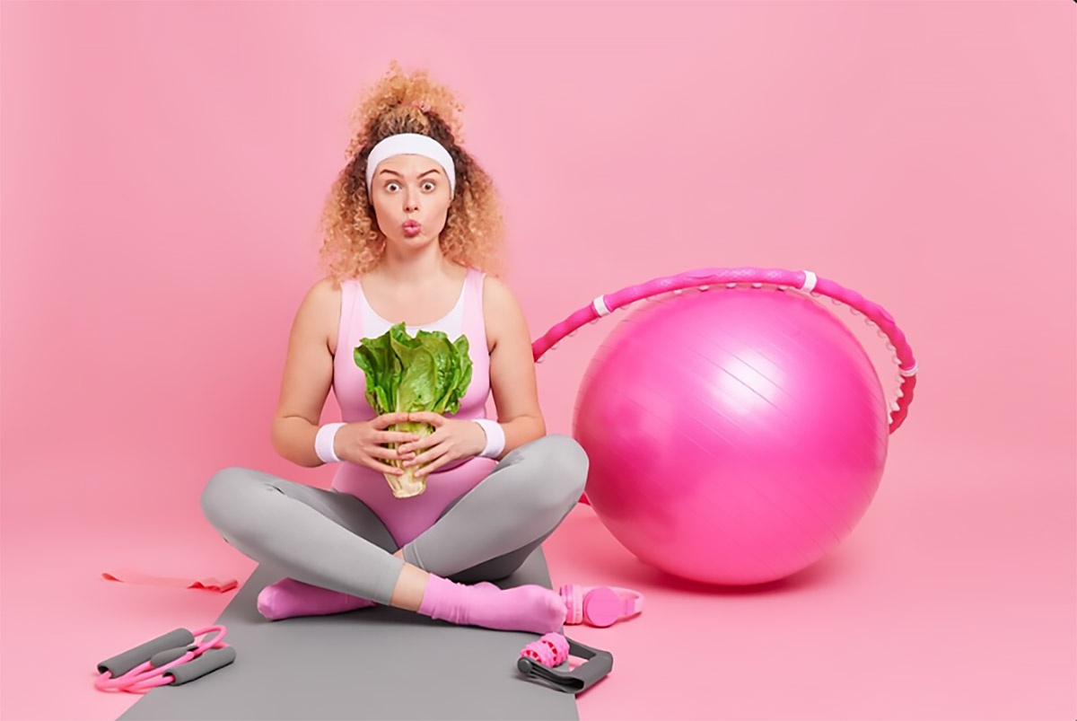 жінка займається спортом