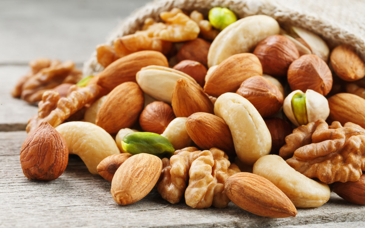 зображені різноманітні горіхи