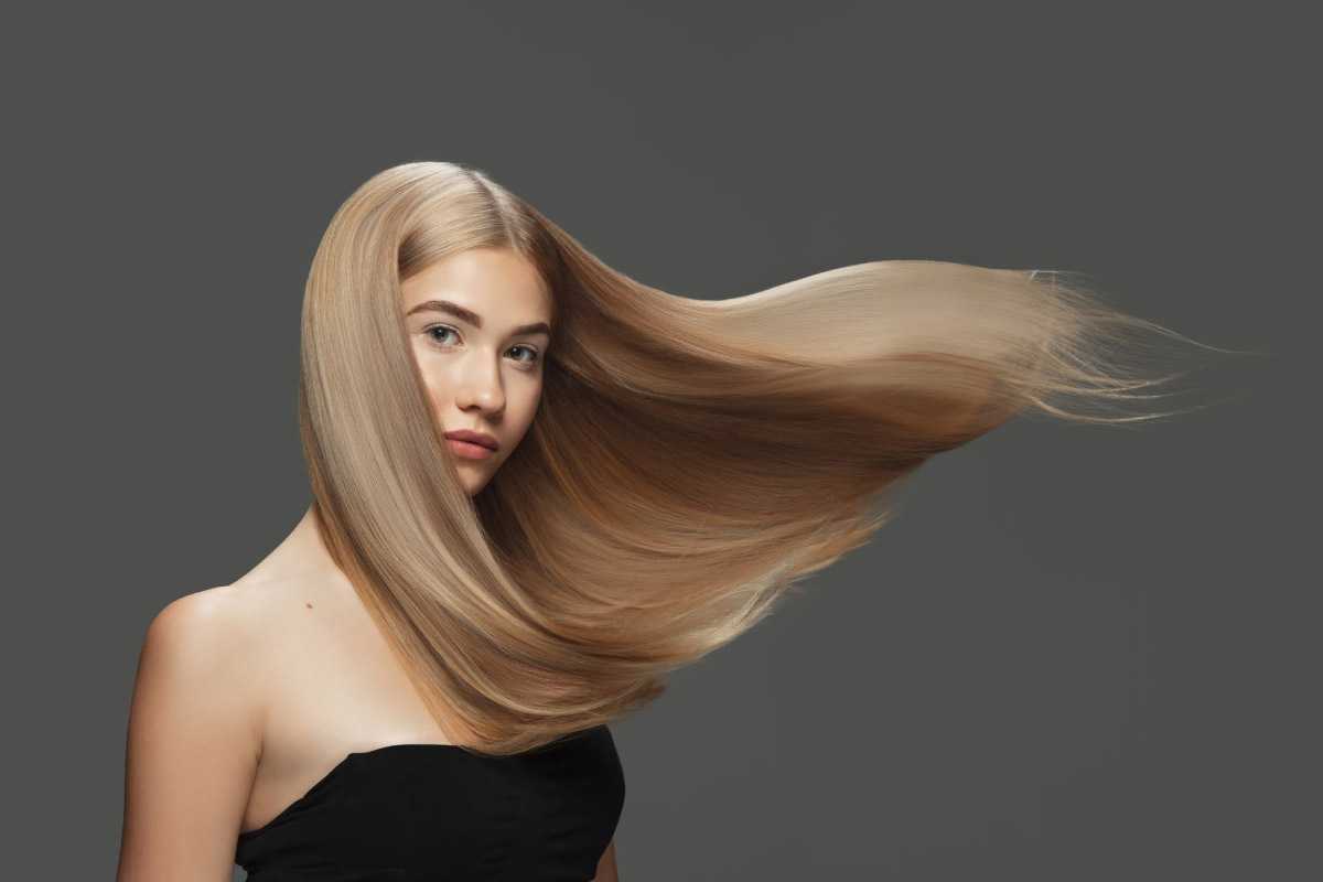 зображення дівчини зі світлим, довгим волоссям, яке розвивається
