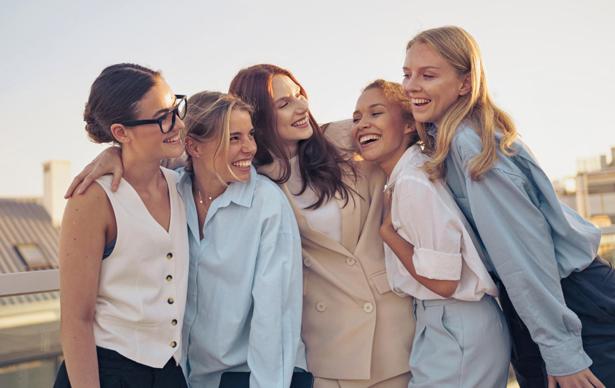 зображення щасливого радісного життя, день, коли зібралися твої близькі та друзі