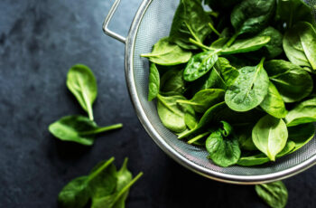 зображення соковитого зеленого листя шпинату в глибокій мисці