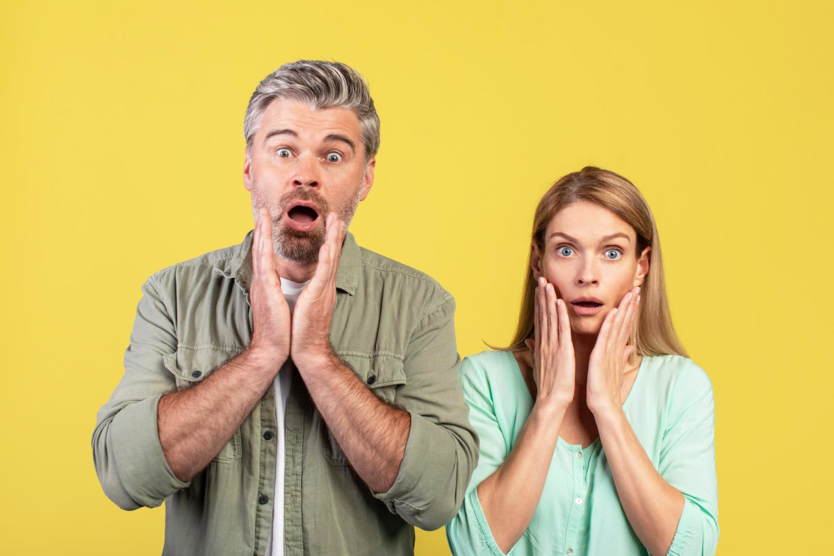 зображення здивованих чоловіка та жінки