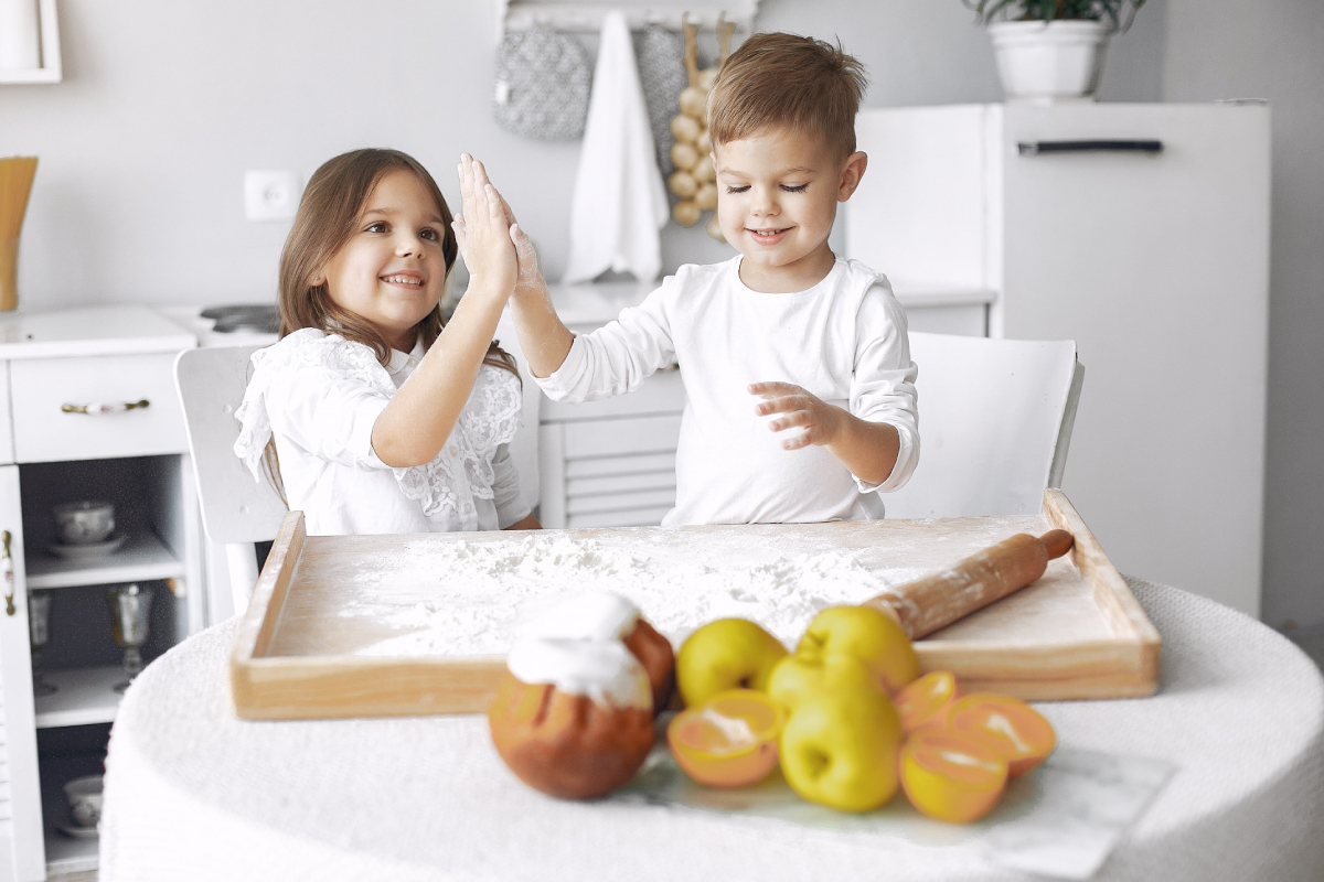 дітки на кухні готують разом