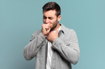 чоловік потерпає від болю в горлі