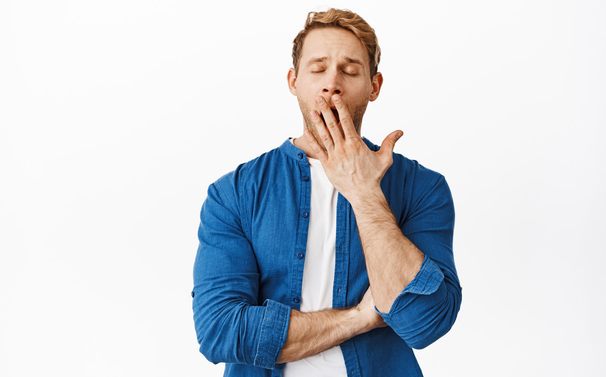 чоловік, який позіхає